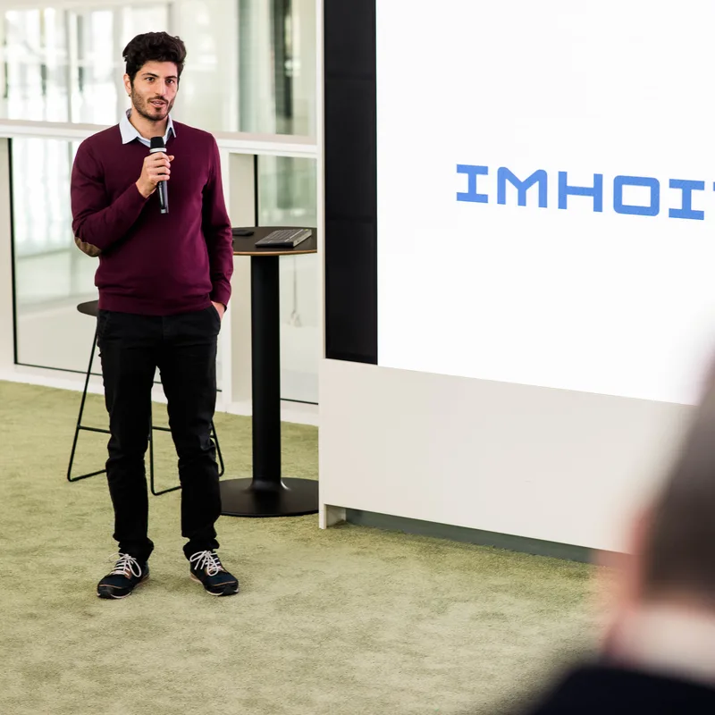 IMHOIT presentador en escenario