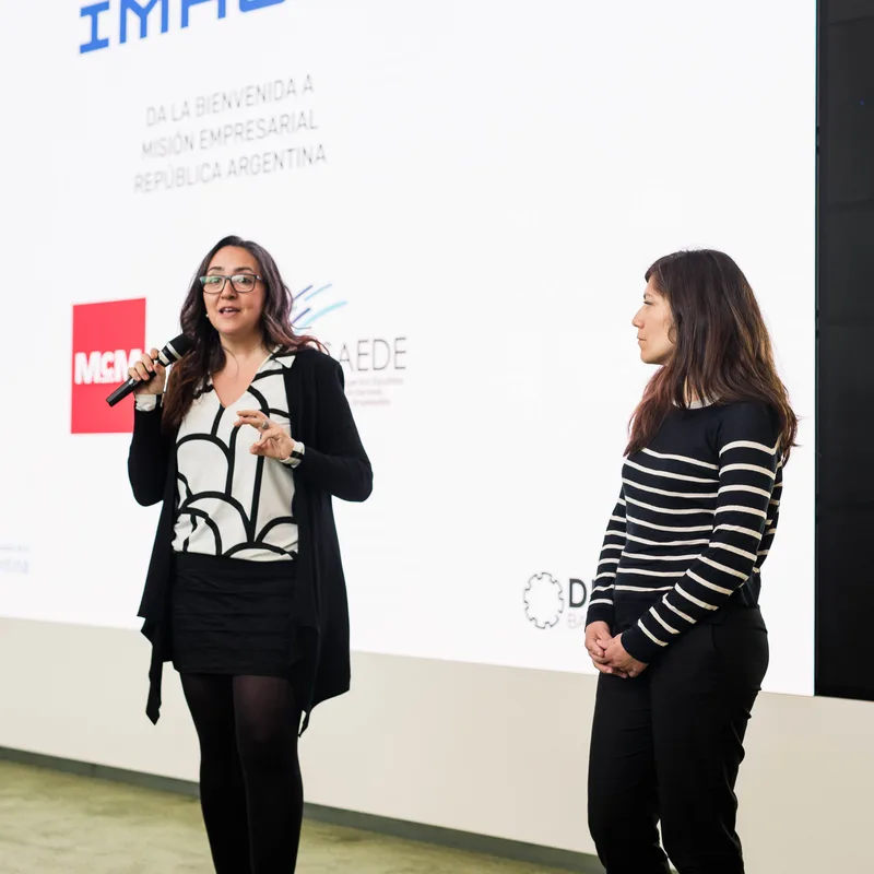 IMHOIT presentadoras en escenario